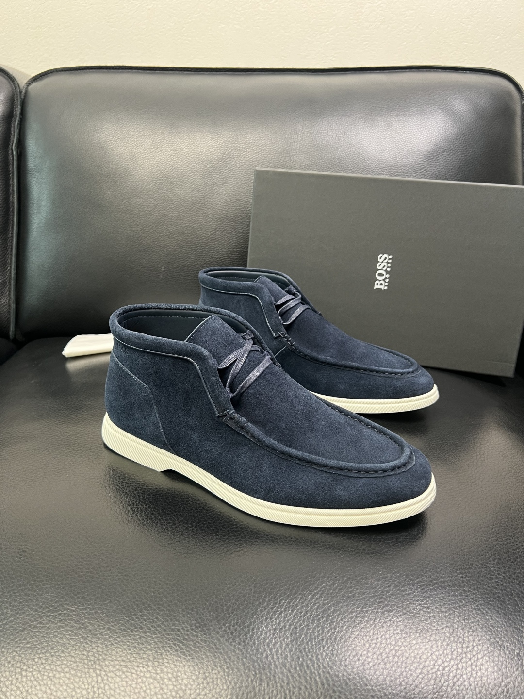 BOSS 高品质 顶级工艺品 博斯 专柜同步原厂配置，意大利进口牛皮面料牛内里垫，高品质拼接复杂工艺，透