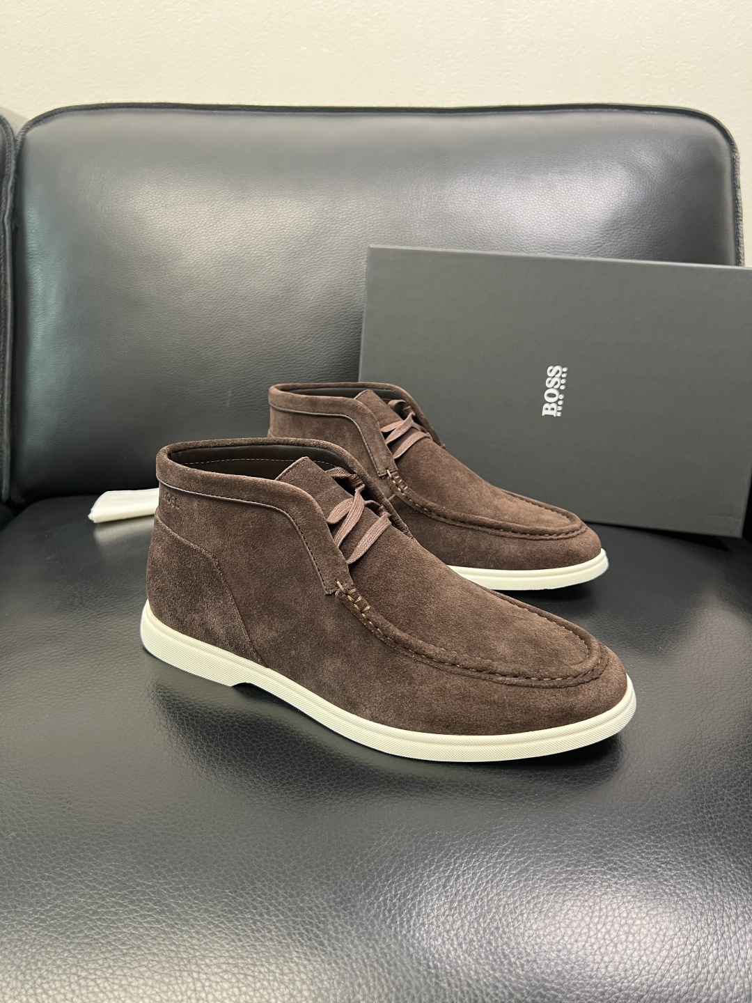 BOSS 高品质 顶级工艺品 博斯 专柜同步原厂配置，意大利进口牛皮面料牛内里垫，高品质拼接复杂工艺，透