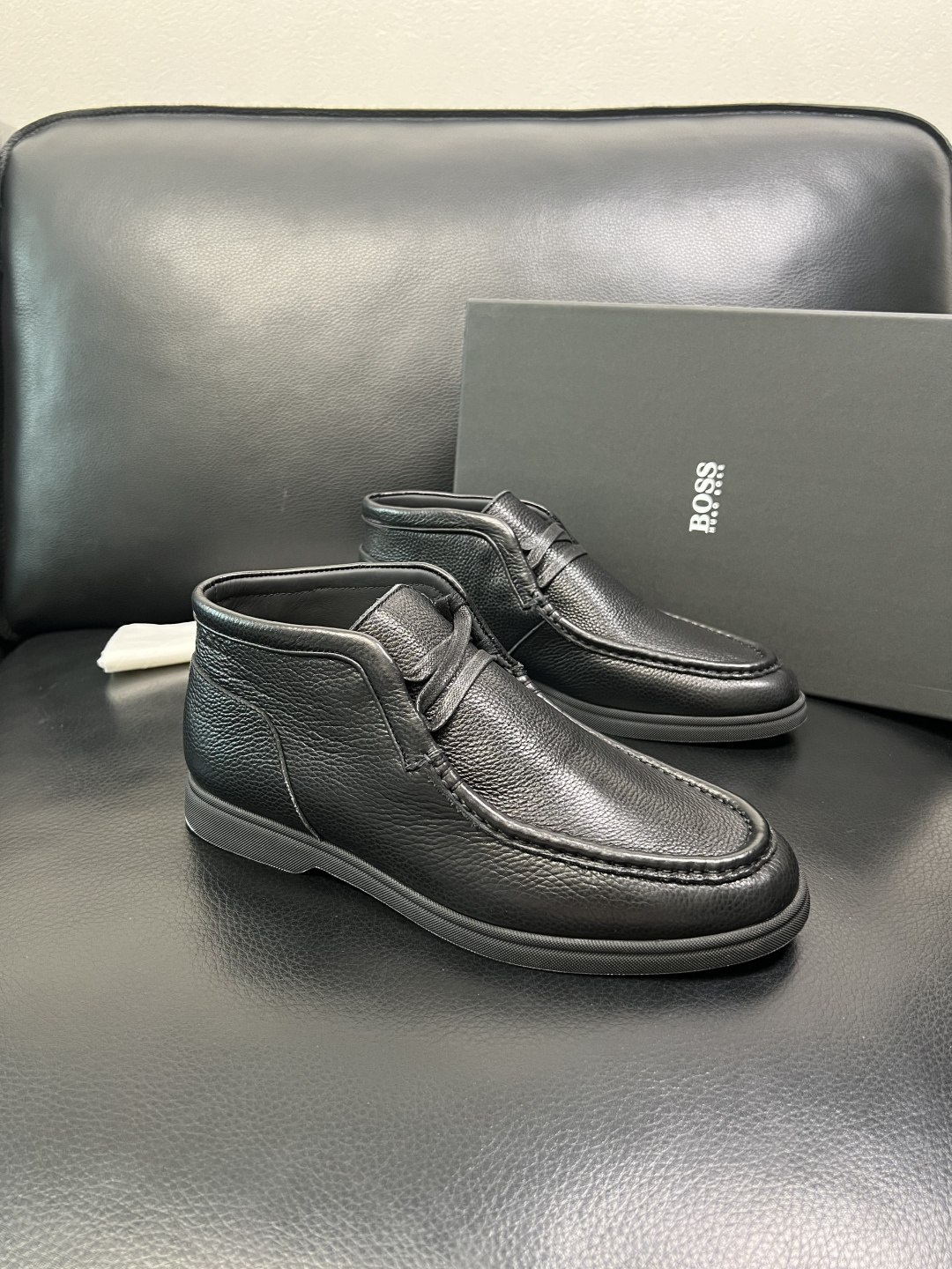 BOSS 高品质 顶级工艺品 博斯 专柜同步原厂配置，意大利进口牛皮面料牛内里垫，高品质拼接复杂工艺，透