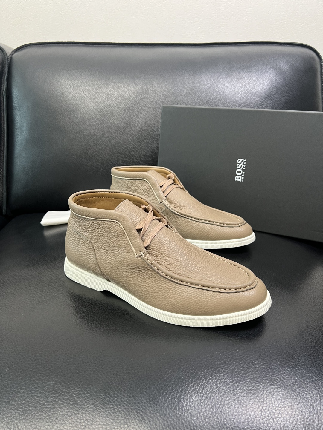 BOSS 高品质 顶级工艺品 博斯 专柜同步原厂配置，意大利进口牛皮面料牛内里垫，高品质拼接复杂工艺，透