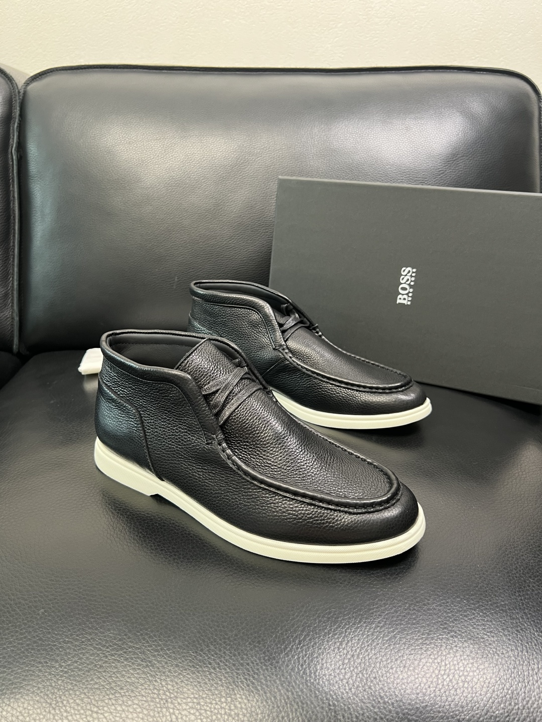 BOSS 高品质 顶级工艺品 博斯 专柜同步原厂配置，意大利进口牛皮面料牛内里垫，高品质拼接复杂工艺，透