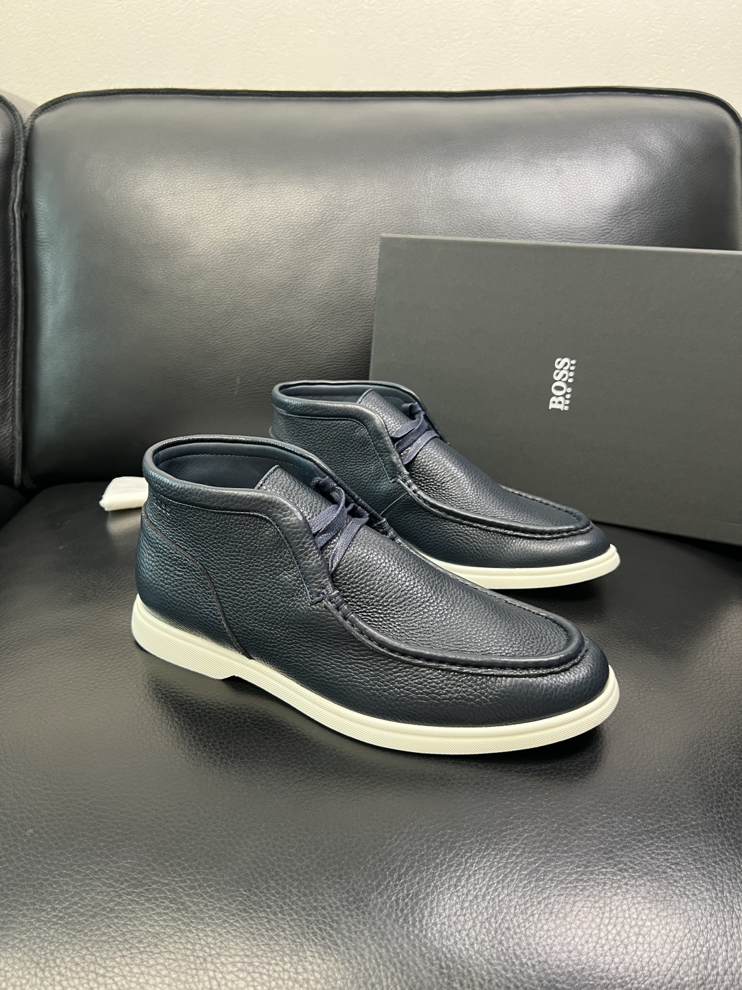 BOSS 高品质 顶级工艺品 博斯 专柜同步原厂配置，意大利进口牛皮面料牛内里垫，高品质拼接复杂工艺，透