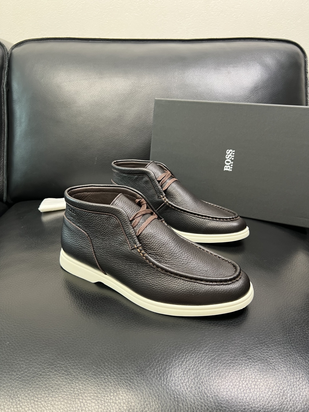 BOSS 高品质 顶级工艺品 博斯 专柜同步原厂配置，意大利进口牛皮面料牛内里垫，高品质拼接复杂工艺，透