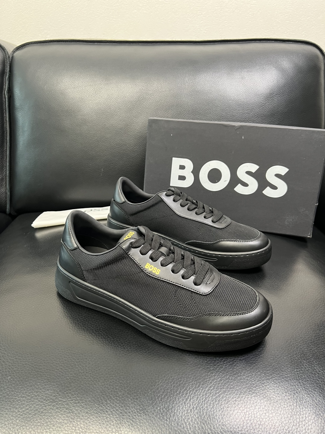 BOSS 高品质 顶级工艺品 博斯 专柜同步原厂配置，意大利进口牛皮面料牛内里垫，高品质拼接复杂工艺，透