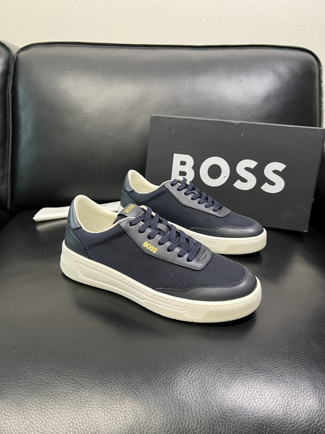 BOSS 高品质 顶级工艺品 博斯 专柜同步原厂配置，意大利进口牛皮面料牛内里垫，高品质拼接复杂工艺，透