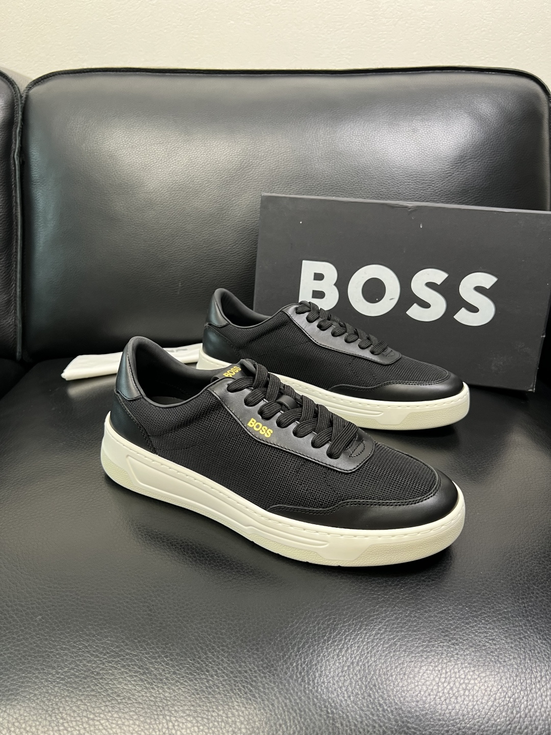 BOSS 高品质 顶级工艺品 博斯 专柜同步原厂配置，意大利进口牛皮面料牛内里垫，高品质拼接复杂工艺，透