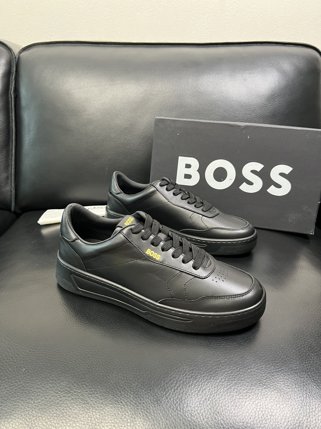 BOSS 高品质 顶级工艺品 博斯 专柜同步原厂配置，意大利进口牛皮面料牛内里垫，高品质拼接复杂工艺，透