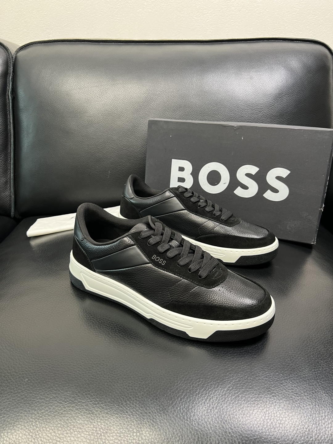 BOSS 高品质 顶级工艺品 博斯 专柜同步原厂配置，意大利进口牛皮面料牛内里垫，高品质拼接复杂工艺，透