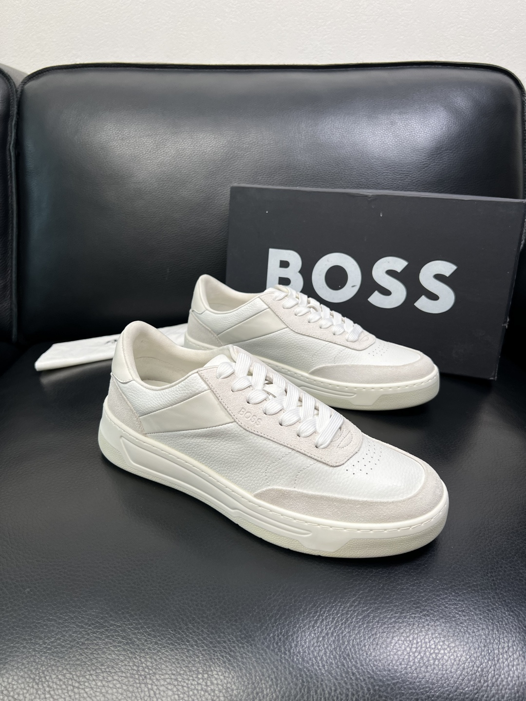 BOSS 高品质 顶级工艺品 博斯 专柜同步原厂配置，意大利进口牛皮面料牛内里垫，高品质拼接复杂工艺，透