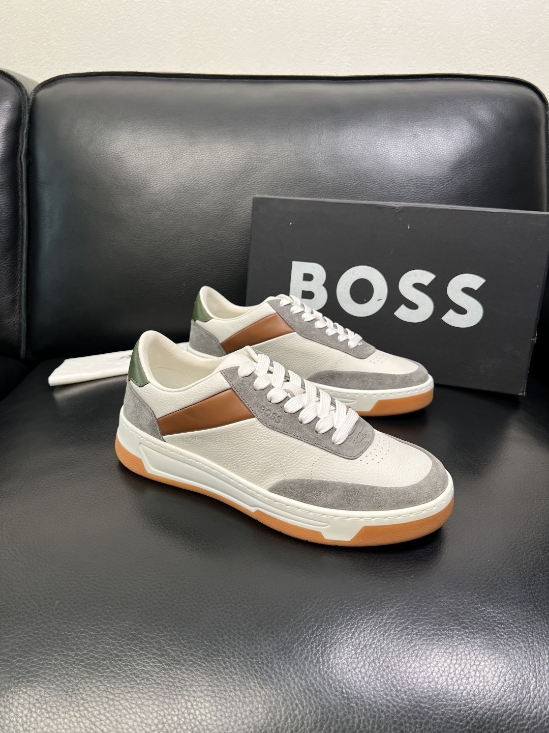 BOSS 高品质 顶级工艺品 博斯 专柜同步原厂配置，意大利进口牛皮面料牛内里垫，高品质拼接复杂工艺，透