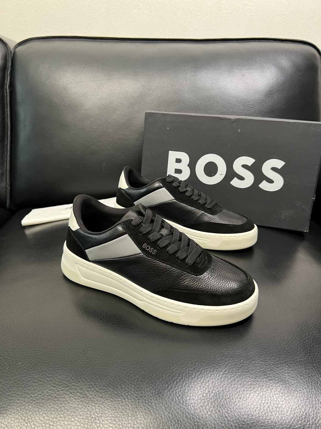 BOSS 高品质 顶级工艺品 博斯 专柜同步原厂配置，意大利进口牛皮面料牛内里垫，高品质拼接复杂工艺，透