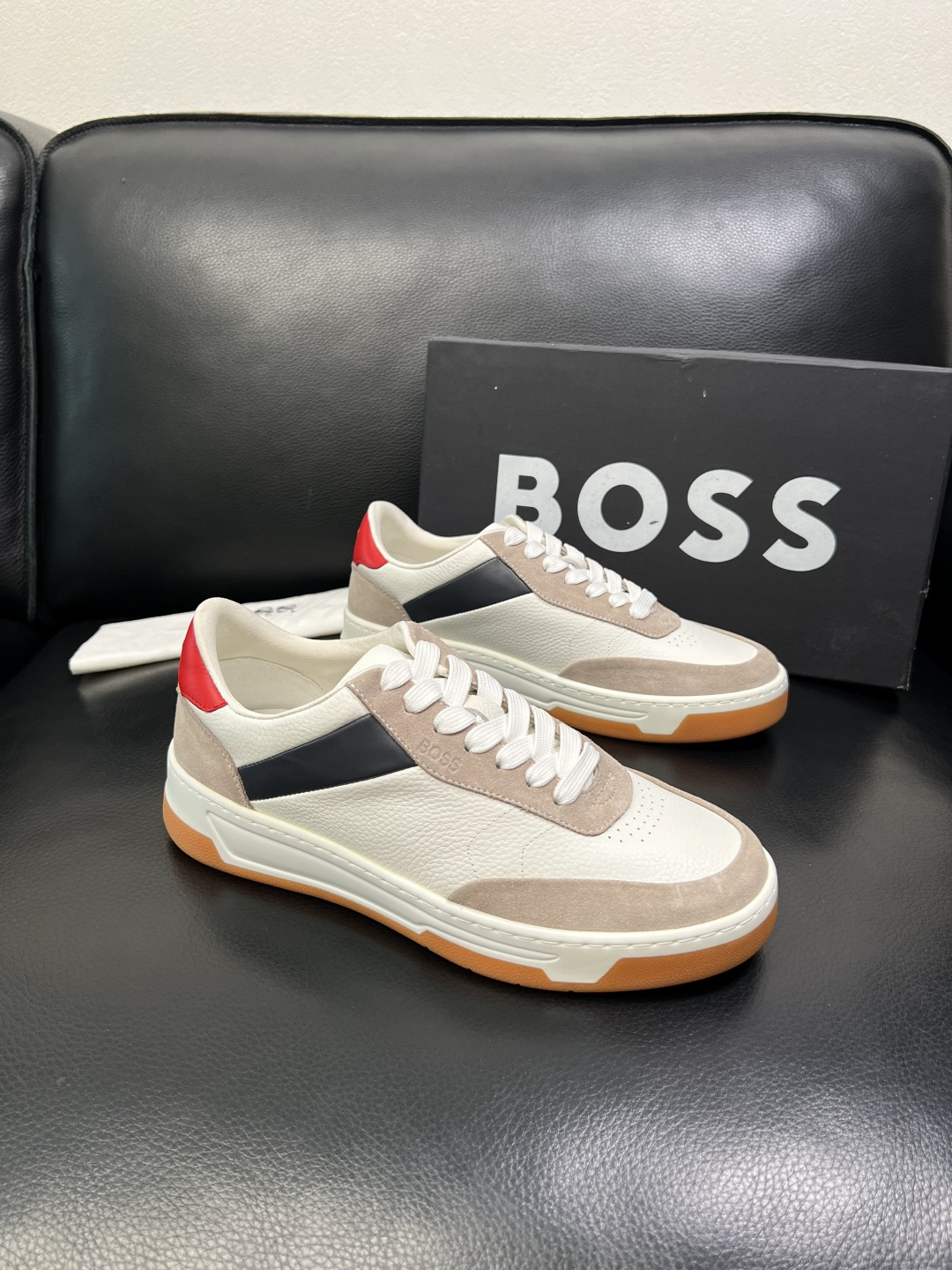 BOSS 高品质 顶级工艺品 博斯 专柜同步原厂配置，意大利进口牛皮面料牛内里垫，高品质拼接复杂工艺，透