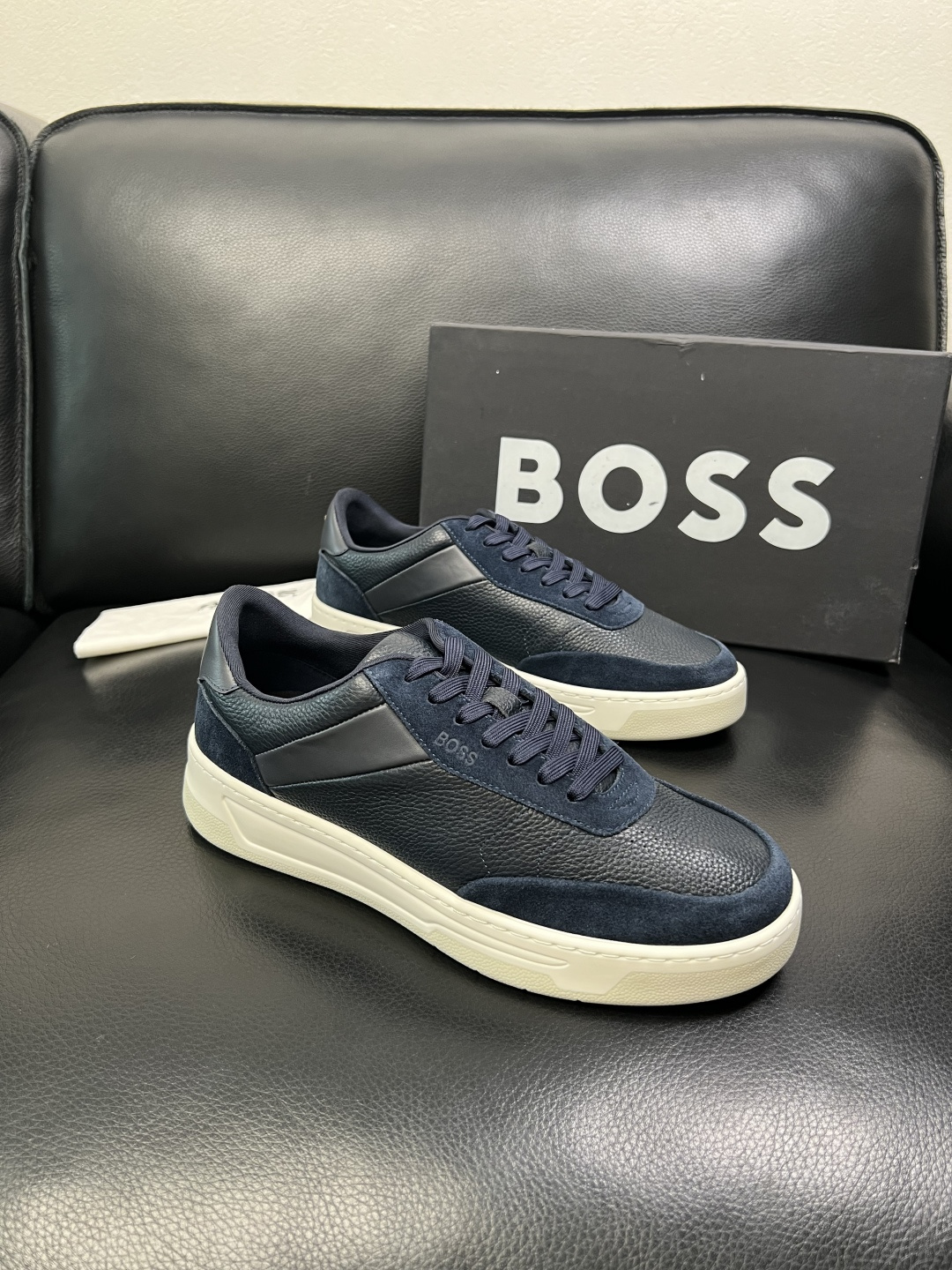 BOSS 高品质 顶级工艺品 博斯 专柜同步原厂配置，意大利进口牛皮面料牛内里垫，高品质拼接复杂工艺，透