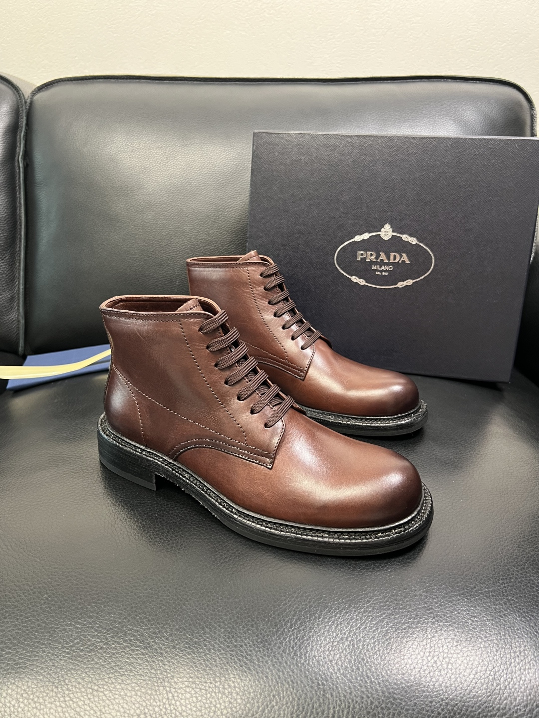 NO:574676,PRADA High-quality top crafts Prada boots high-top leather shoes counter synchronized with original factory configuration, original cowhide fabric imported from Italy, breathable and comfortable imported water-dyed cowhide pads, original soles specially provided by the original factory and super comfortable, original factory order code number 39-44 (order 38 45 46),, prada, prada, boots, cowhide19860909PRADA 高品质 顶级工艺品 普拉达 靴子高帮皮鞋专柜同步 原厂配置,意大利进口原版牛皮面料,透气舒适进口水染牛里垫,鞋底原厂特供原版底超级舒适,原厂跟单货码数 39-44（订 38 45 46）,,prada,prada,boots,cowhide,Men's shoes