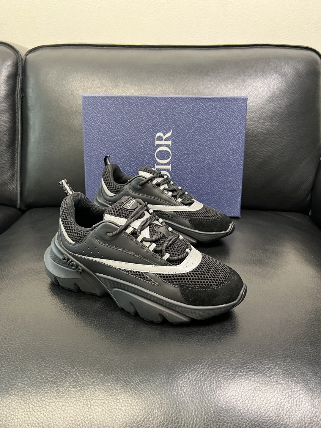 Dior 顶级工艺品 迪奥 专柜同步 原厂配置，意大利进口原版牛皮面料，透气舒适进口水染牛里垫，鞋底：原