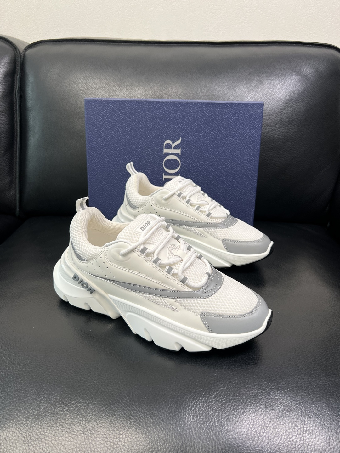 Dior 顶级工艺品 迪奥 专柜同步 原厂配置，意大利进口原版牛皮面料，透气舒适进口水染牛里垫，鞋底：原