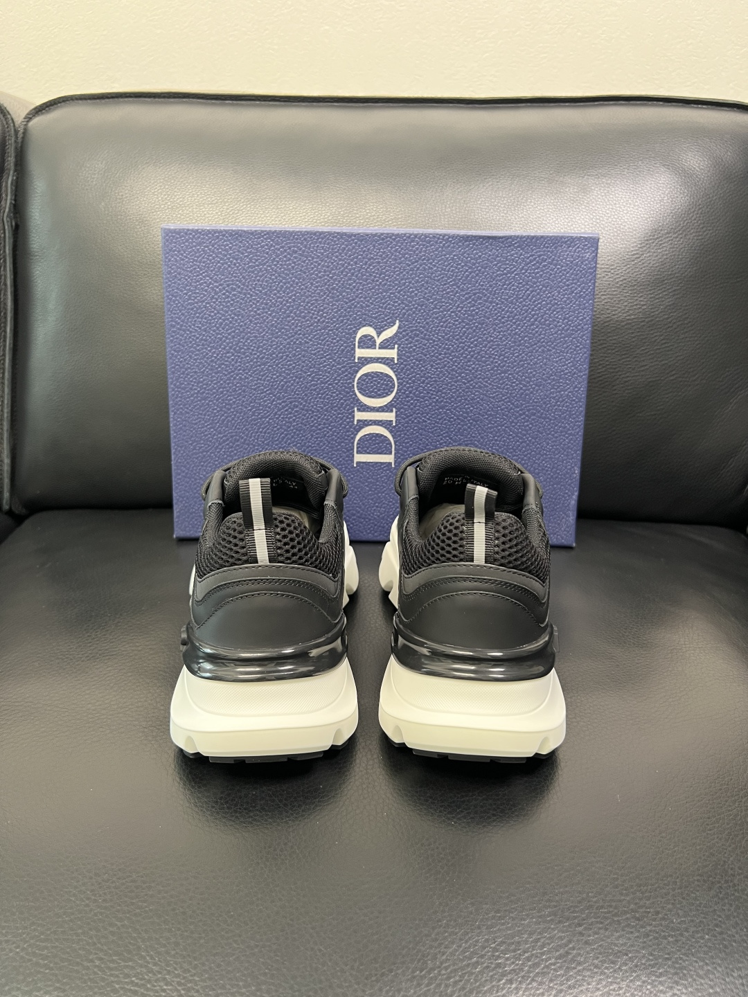 Dior 顶级工艺品 迪奥 专柜同步 原厂配置，意大利进口原版牛皮面料，透气舒适进口水染牛里垫，鞋底：原