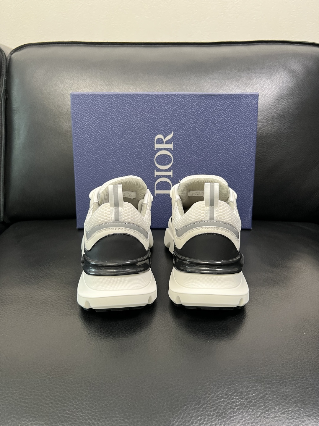 Dior 顶级工艺品 迪奥 专柜同步 原厂配置，意大利进口原版牛皮面料，透气舒适进口水染牛里垫，鞋底：原