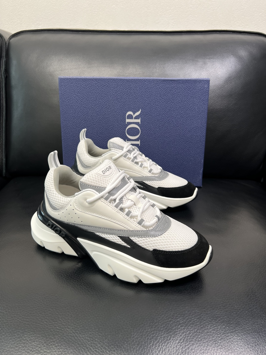 Dior 顶级工艺品 迪奥 专柜同步 原厂配置，意大利进口原版牛皮面料，透气舒适进口水染牛里垫，鞋底：原