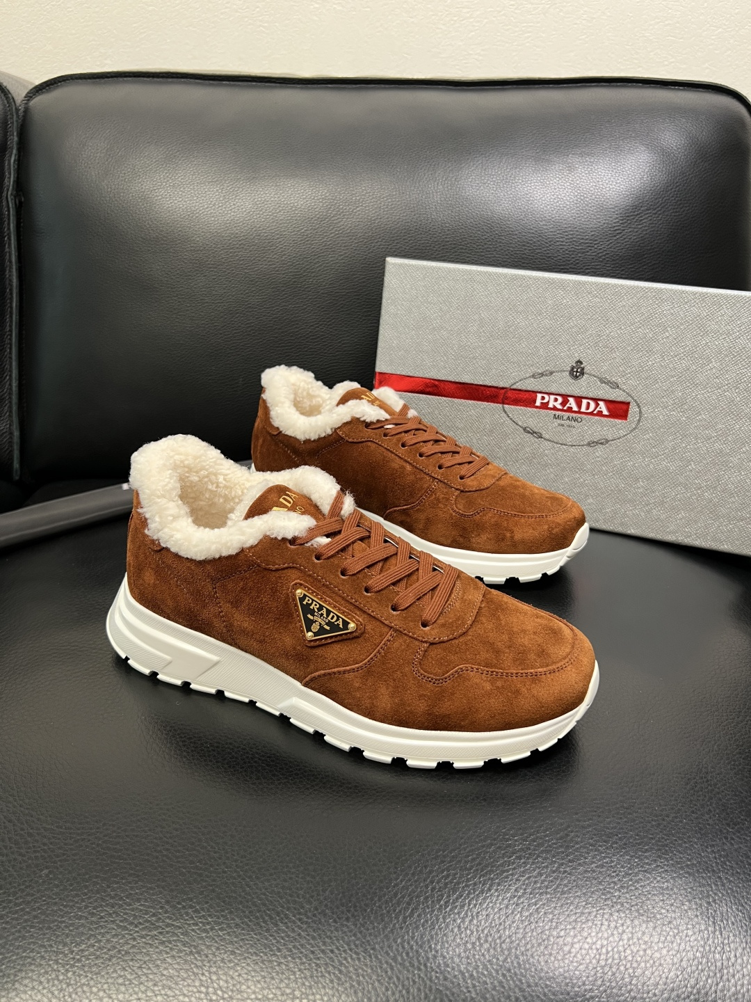 NO:574807,Prada high-quality top handicrafts, synchronized with Prada counters, original factory configuration of imported Italian cowhide fabrics, imported wool-lined cowhide pads, breathable and comfortable, original soles specially provided by the original factory, original factory follow-up goods, high quality, welcome to compare, code number 39-44 (customized 38 45),, prada, prada, cowhide19860909Prada 高品质 顶级工艺品,普拉达 专柜同步,原厂配置意大利进口牛皮面料,进口羊毛内里牛皮垫,透气舒适,鞋底原厂特供原版底,原厂跟单货 高品质 欢迎对比,码数 39-44（订做 38 45）,,prada,prada,cowhide,Men's shoes