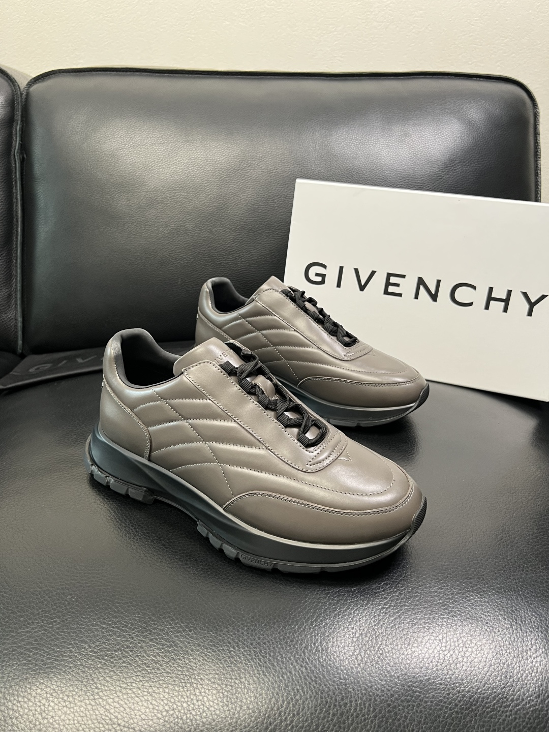 NO:574802,Only exchange code without refund Givenchy high-quality Givenchy top handicrafts, new products at the counter simultaneously, uppers imported from Italy cowhide patchwork fabric, imported water-dyed cowhide inner pads, original soles specially provided by the original factory, exclusive movable molded soles super comfortable, original factory and single goods, high quality, welcome to compare, code number 39-45,,givenchy,givenchy,cowhide19860909只换码不退 Givenchy 高品质 纪梵希 顶级工艺品 专柜新品同步,鞋面意大利进口牛皮拼布面料,进口水染牛皮内里垫,鞋底原厂特供原版底,独家活动成型底超级舒适,原厂跟单货, 高品质,欢迎对比,码数 39-45,,givenchy,givenchy,cowhide,Men's shoes