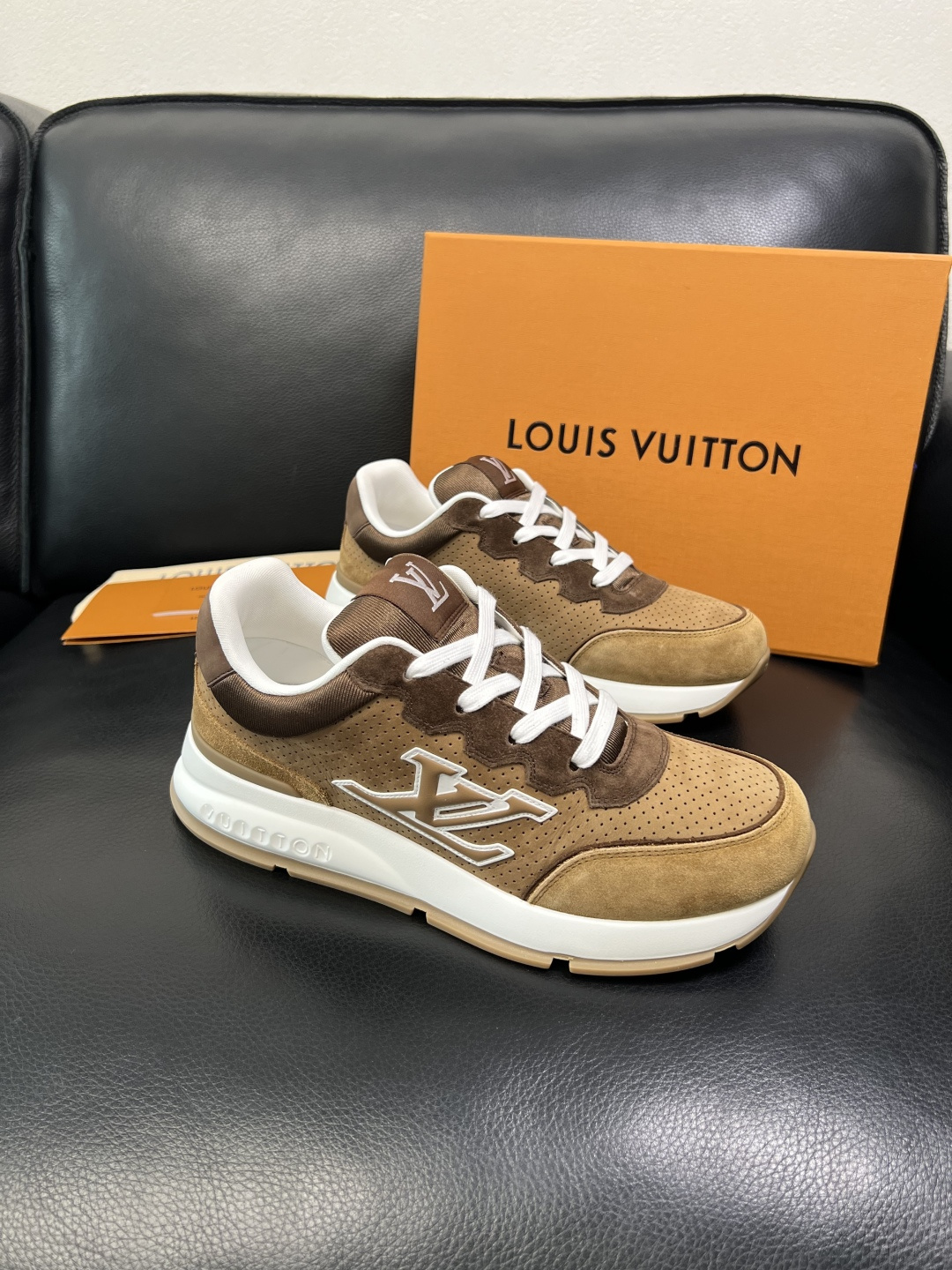 Lv 高品质 顶级工艺品 路易威登，专柜同步原厂配置，鞋面意大利进口，高品质拼接缤纷色彩复杂工艺品，进口