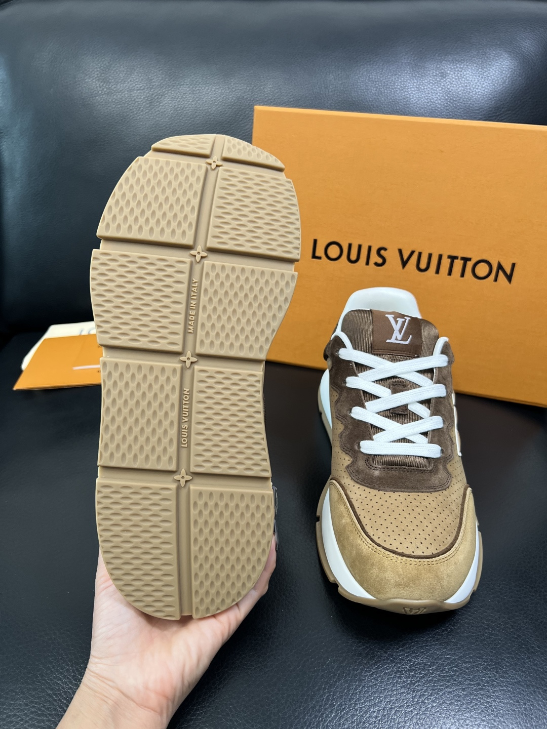 Lv 高品质 顶级工艺品 路易威登，专柜同步原厂配置，鞋面意大利进口，高品质拼接缤纷色彩复杂工艺品，进口