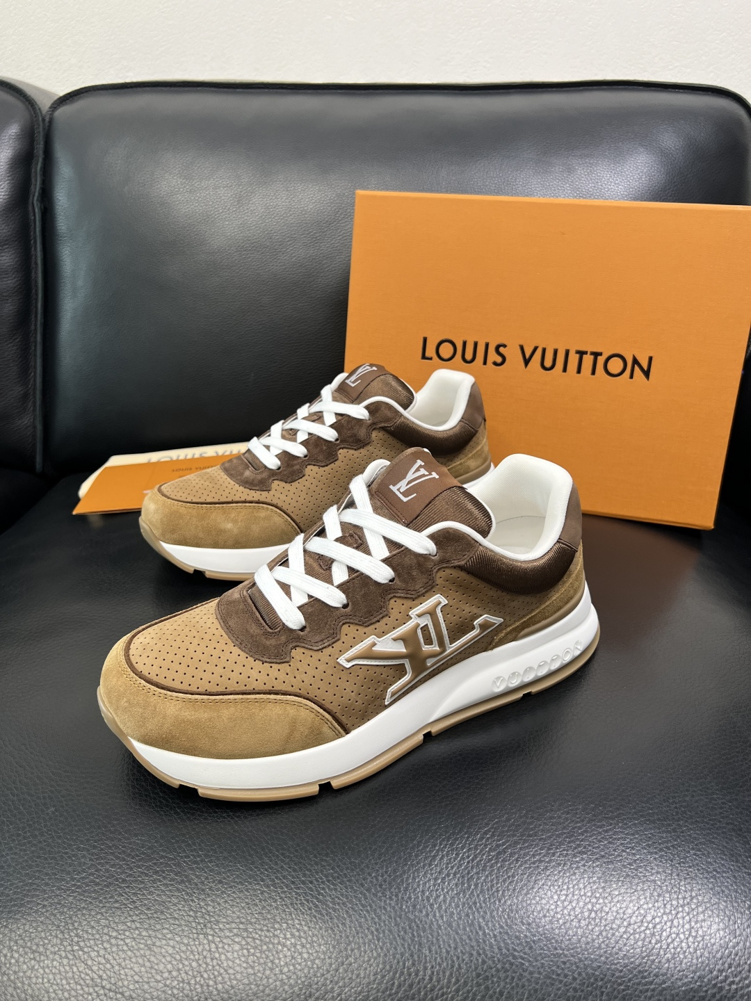 Lv 高品质 顶级工艺品 路易威登，专柜同步原厂配置，鞋面意大利进口，高品质拼接缤纷色彩复杂工艺品，进口