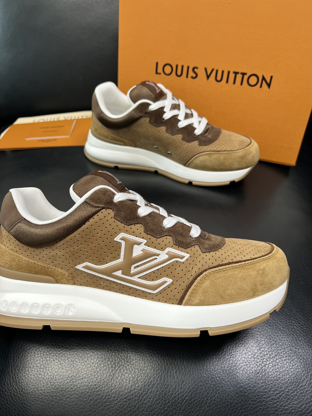 Lv 高品质 顶级工艺品 路易威登，专柜同步原厂配置，鞋面意大利进口，高品质拼接缤纷色彩复杂工艺品，进口