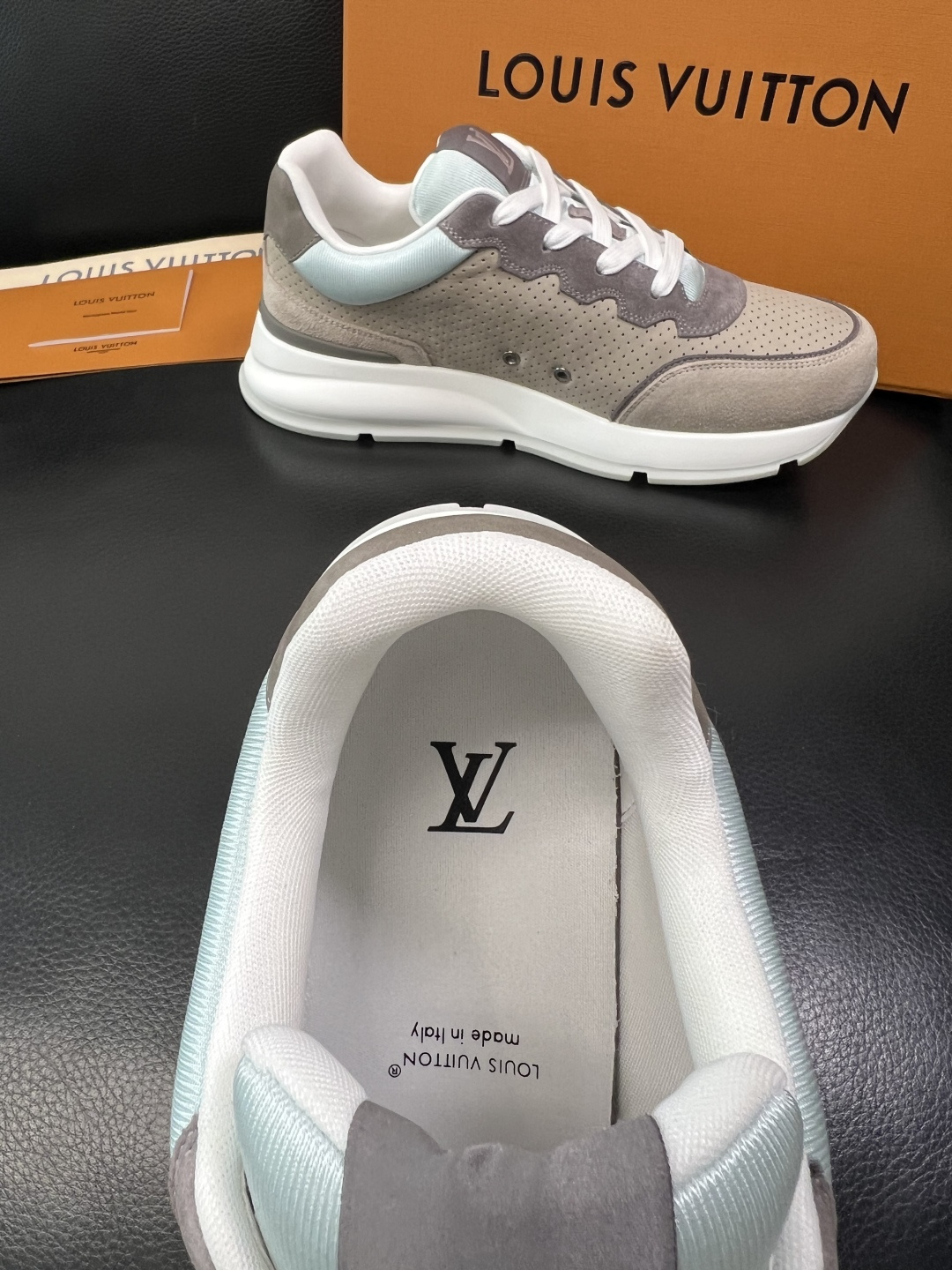 Lv 高品质 顶级工艺品 路易威登，专柜同步原厂配置，鞋面意大利进口，高品质拼接缤纷色彩复杂工艺品，进口