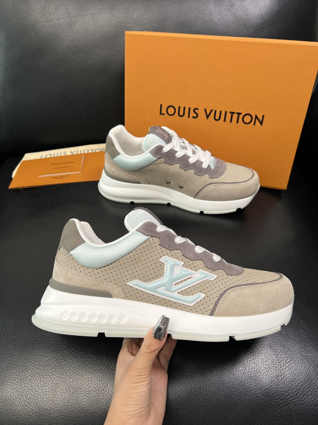 Lv 高品质 顶级工艺品 路易威登，专柜同步原厂配置，鞋面意大利进口，高品质拼接缤纷色彩复杂工艺品，进口