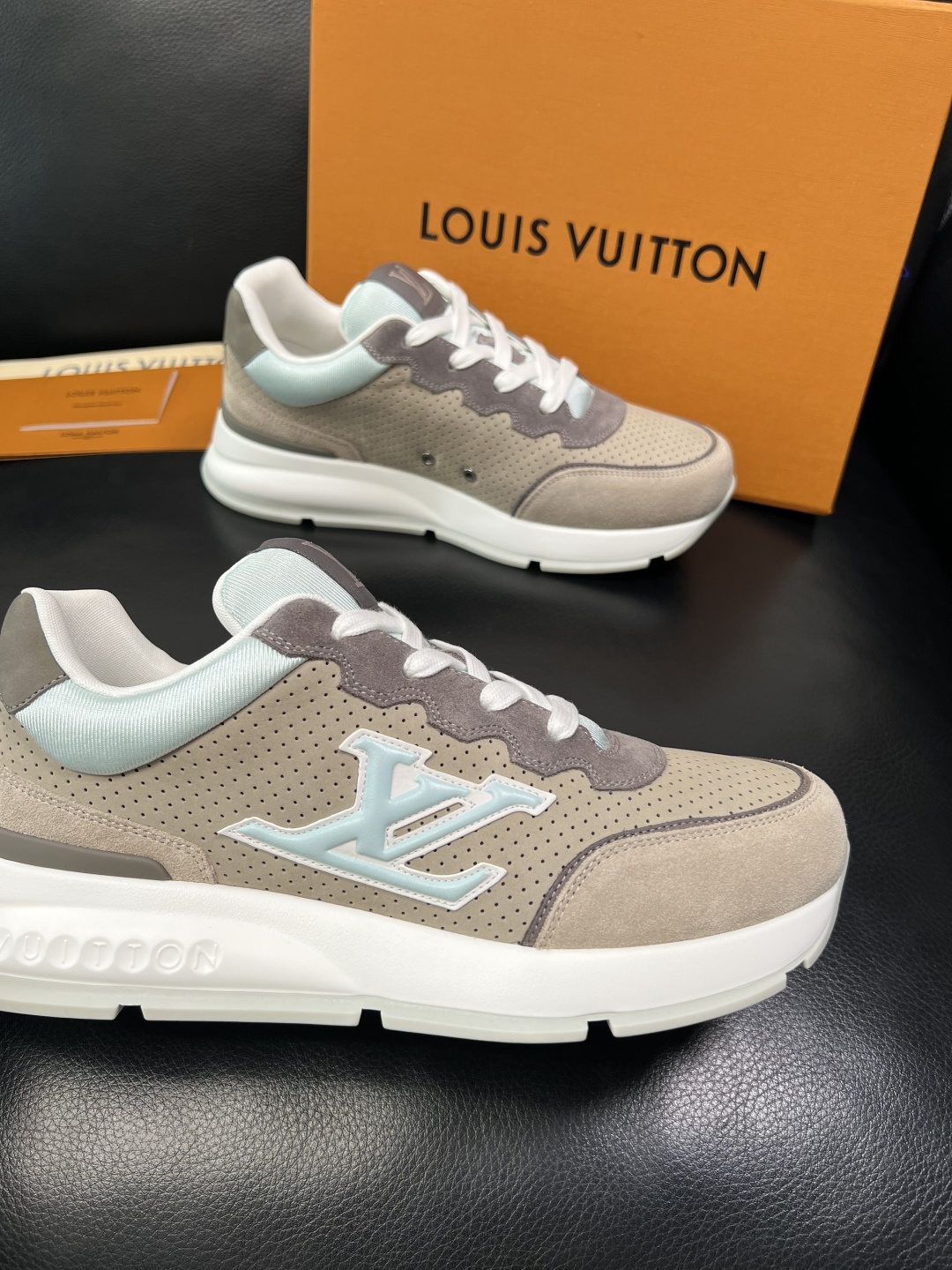 Lv 高品质 顶级工艺品 路易威登，专柜同步原厂配置，鞋面意大利进口，高品质拼接缤纷色彩复杂工艺品，进口