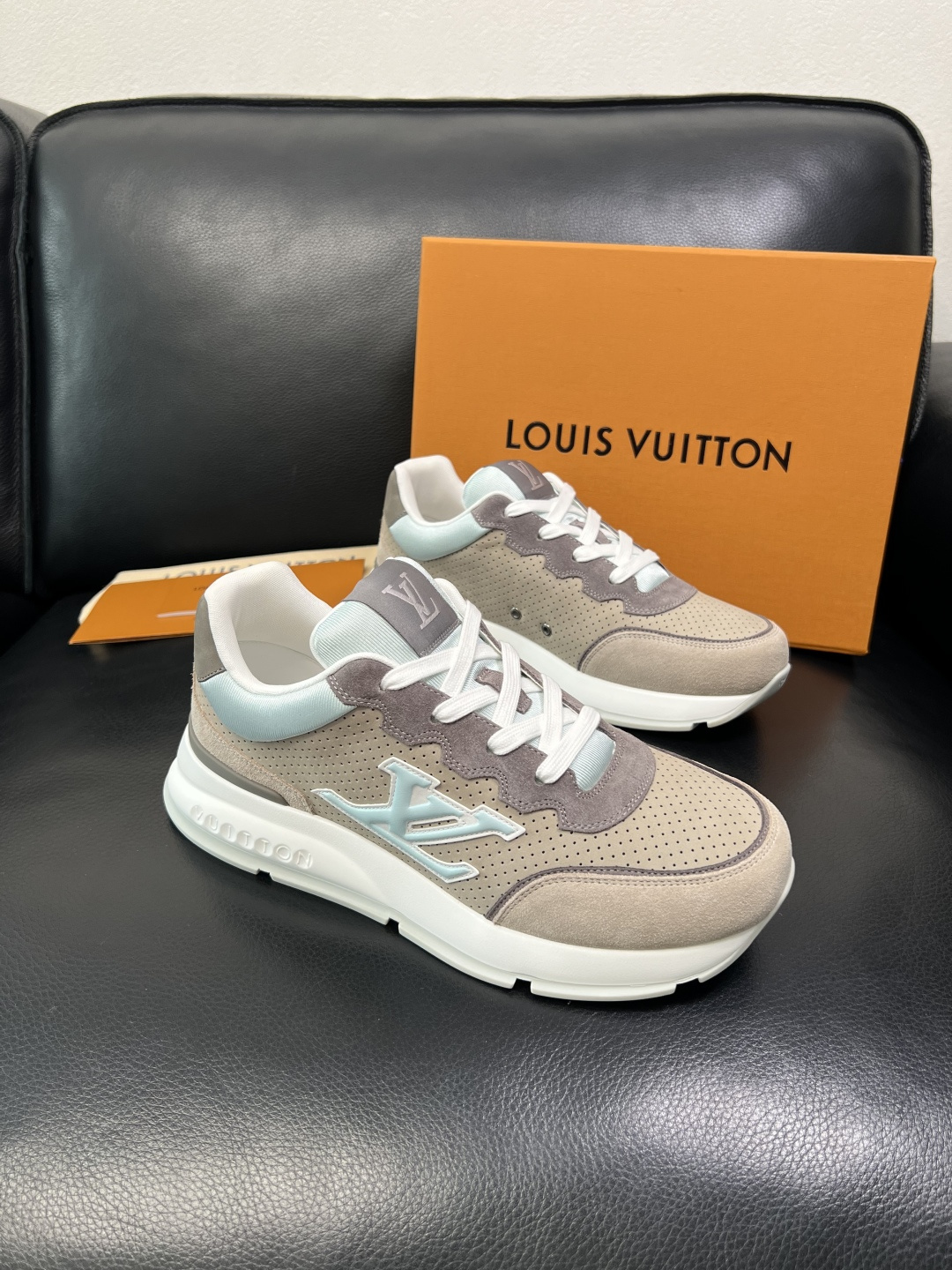 Lv 高品质 顶级工艺品 路易威登，专柜同步原厂配置，鞋面意大利进口，高品质拼接缤纷色彩复杂工艺品，进口