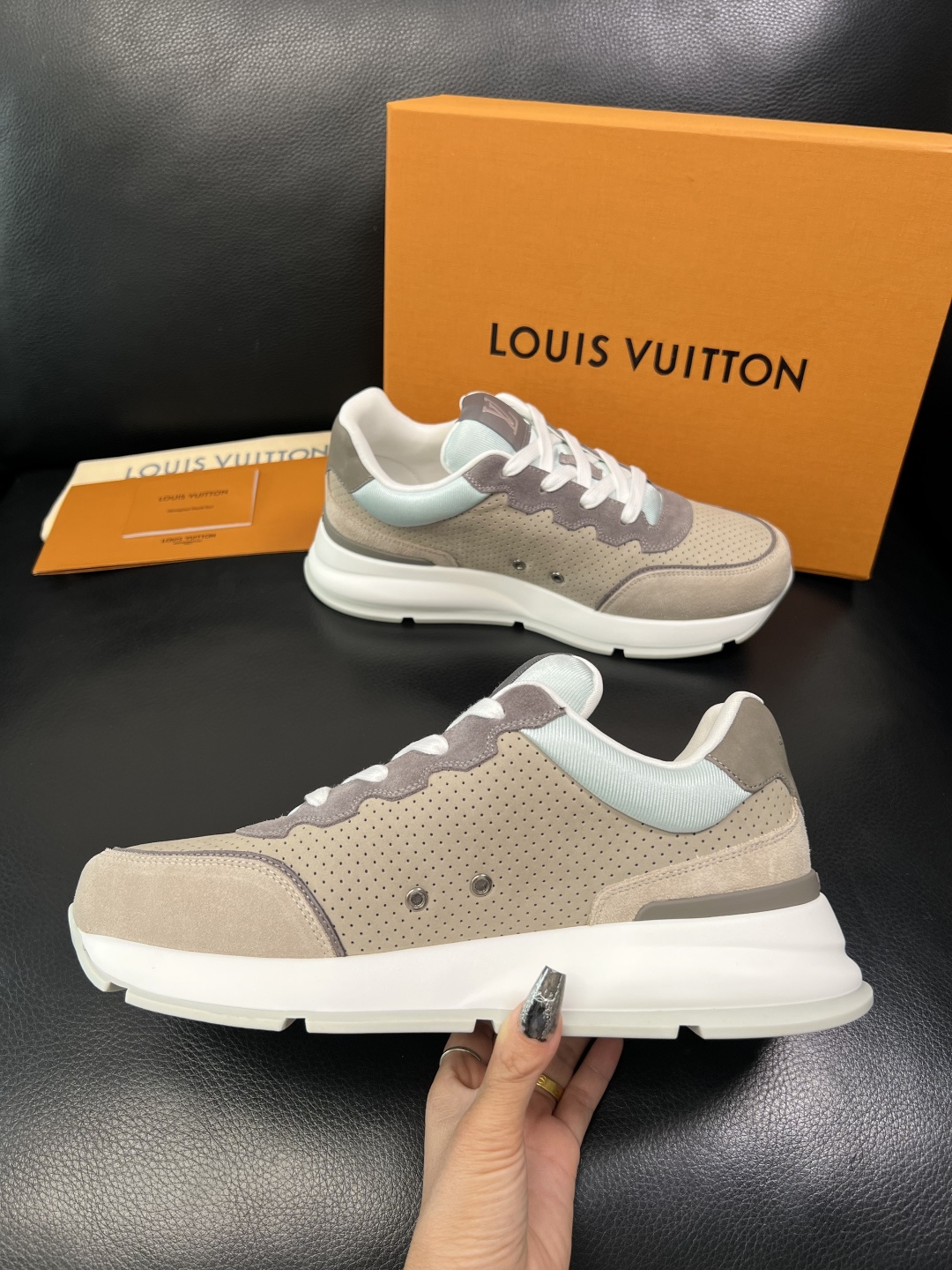 Lv 高品质 顶级工艺品 路易威登，专柜同步原厂配置，鞋面意大利进口，高品质拼接缤纷色彩复杂工艺品，进口