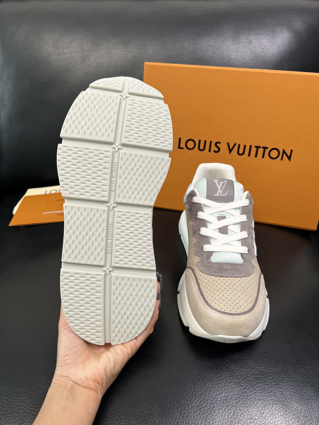 Lv 高品质 顶级工艺品 路易威登，专柜同步原厂配置，鞋面意大利进口，高品质拼接缤纷色彩复杂工艺品，进口