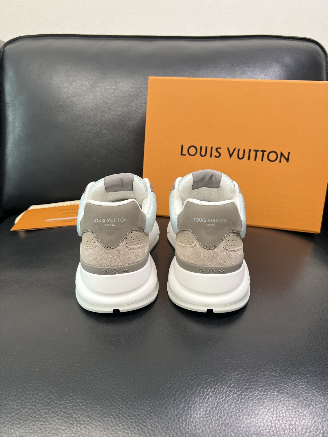 Lv 高品质 顶级工艺品 路易威登，专柜同步原厂配置，鞋面意大利进口，高品质拼接缤纷色彩复杂工艺品，进口