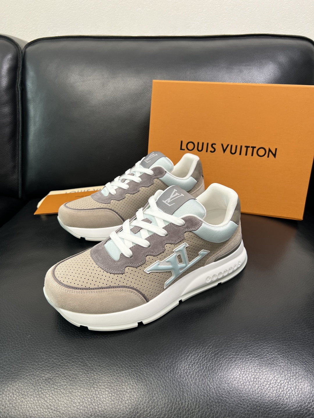 Lv 高品质 顶级工艺品 路易威登，专柜同步原厂配置，鞋面意大利进口，高品质拼接缤纷色彩复杂工艺品，进口