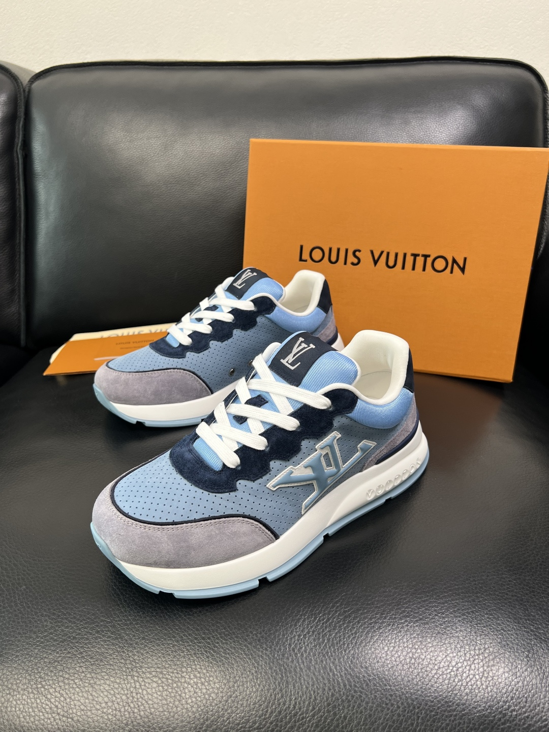 Lv 高品质 顶级工艺品 路易威登，专柜同步原厂配置，鞋面意大利进口，高品质拼接缤纷色彩复杂工艺品，进口