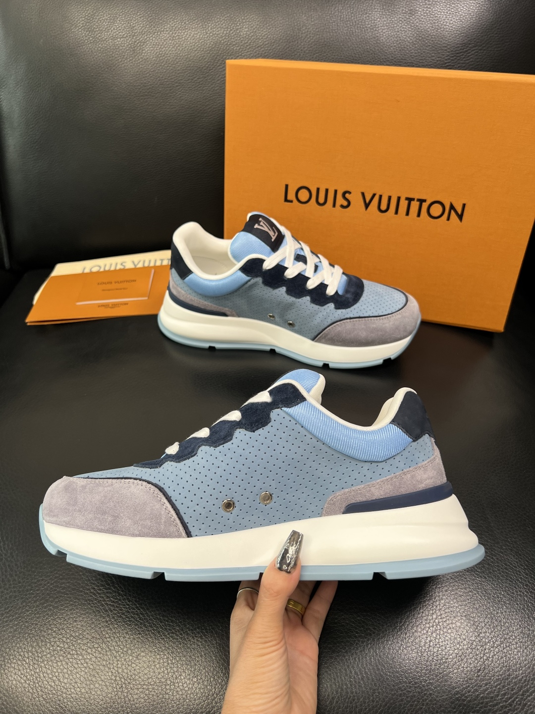 Lv 高品质 顶级工艺品 路易威登，专柜同步原厂配置，鞋面意大利进口，高品质拼接缤纷色彩复杂工艺品，进口