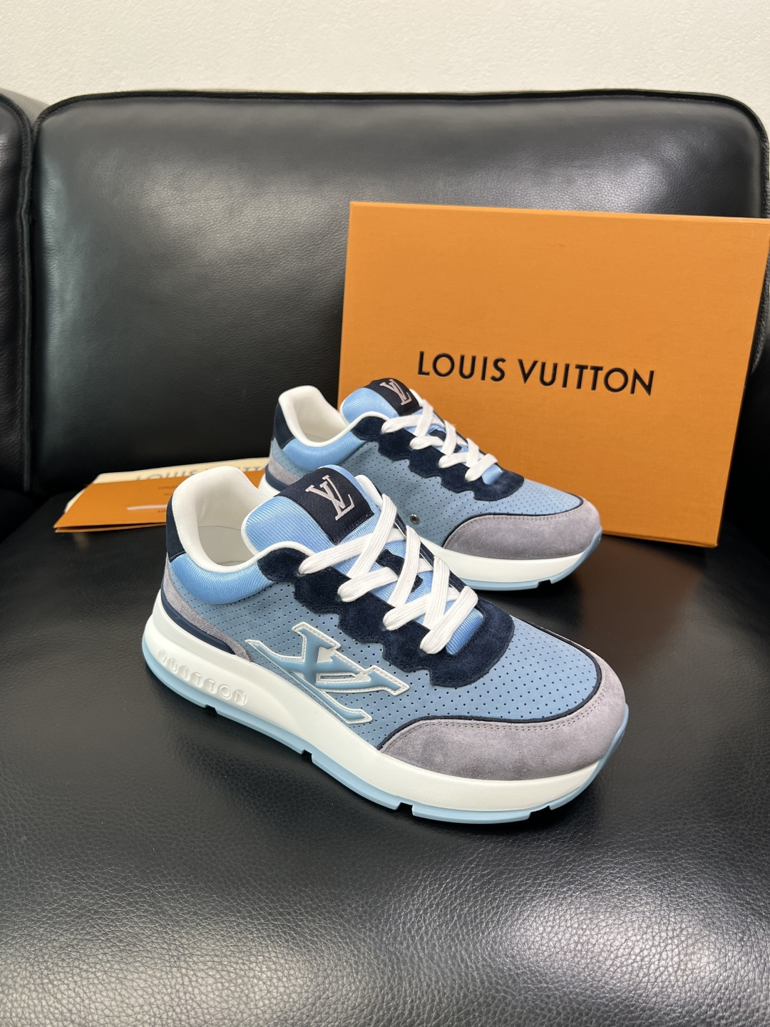 Lv 高品质 顶级工艺品 路易威登，专柜同步原厂配置，鞋面意大利进口，高品质拼接缤纷色彩复杂工艺品，进口