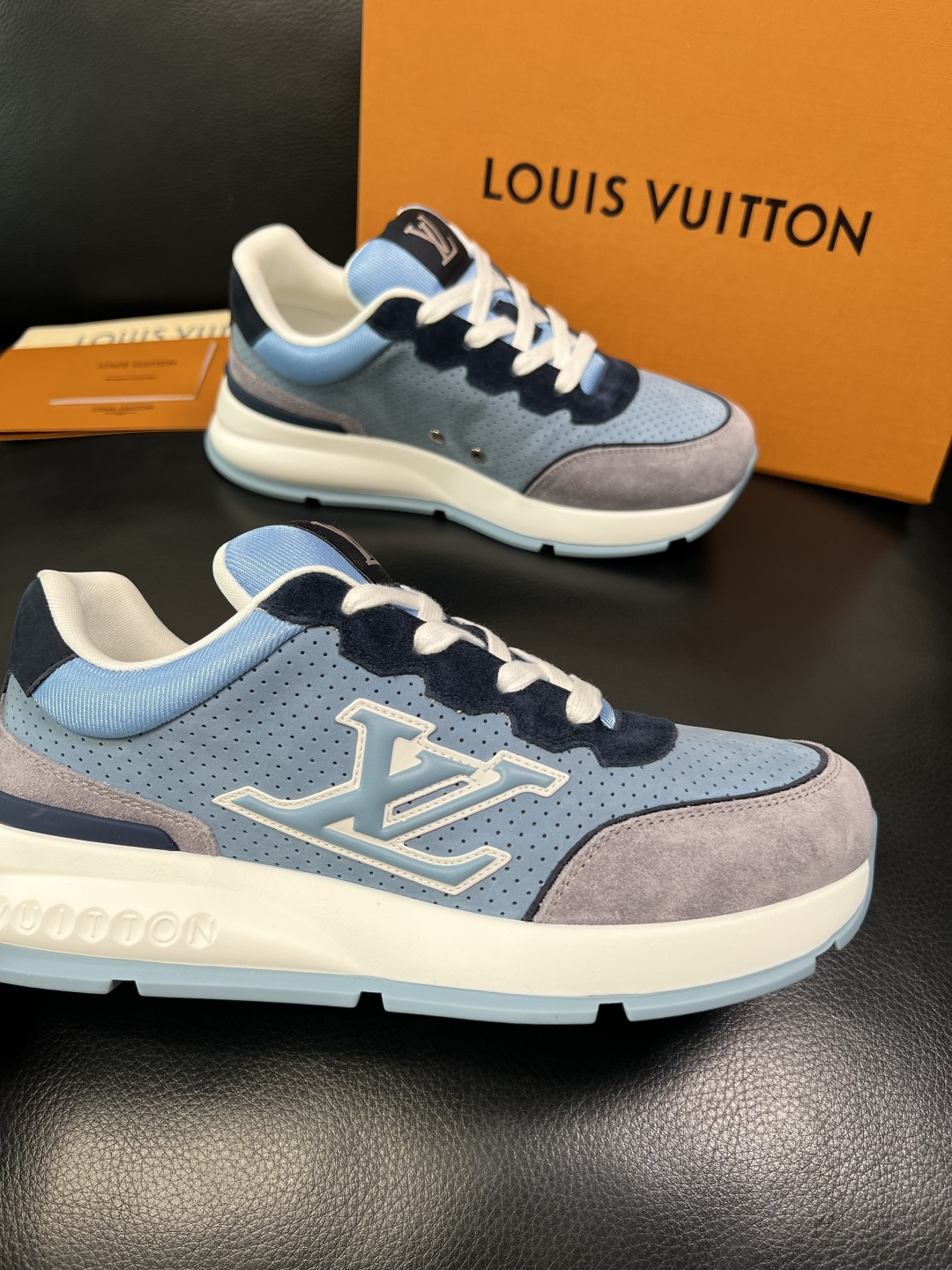 Lv 高品质 顶级工艺品 路易威登，专柜同步原厂配置，鞋面意大利进口，高品质拼接缤纷色彩复杂工艺品，进口