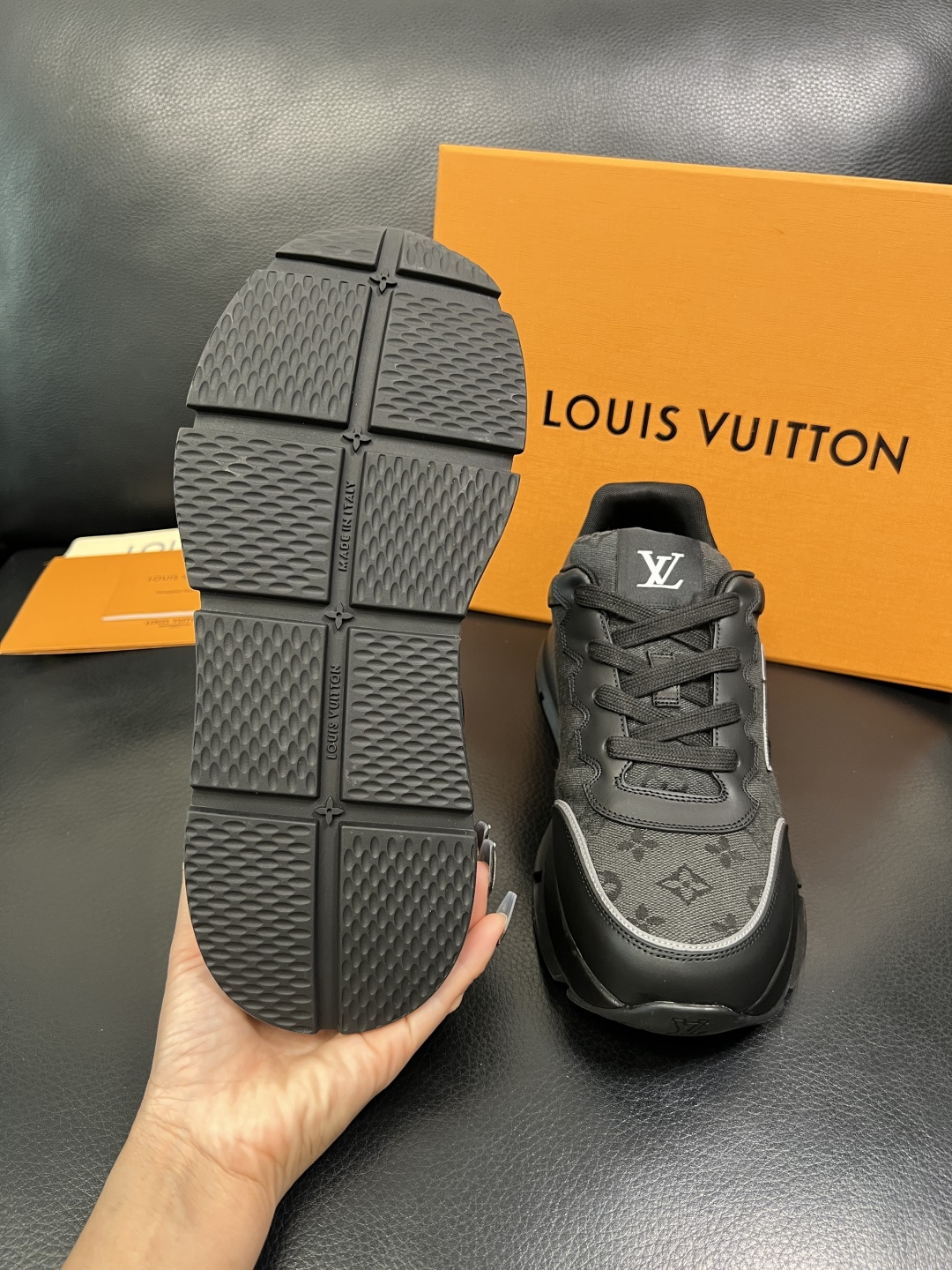 Lv 高品质 顶级工艺品 路易威登，专柜同步原厂配置，鞋面意大利进口，高品质拼接缤纷色彩复杂工艺品，进口