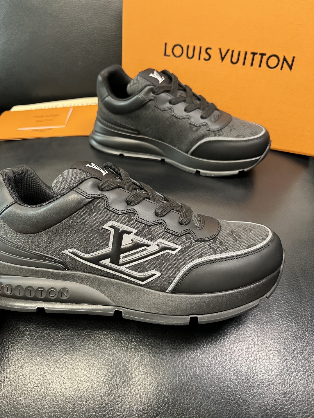 Lv 高品质 顶级工艺品 路易威登，专柜同步原厂配置，鞋面意大利进口，高品质拼接缤纷色彩复杂工艺品，进口