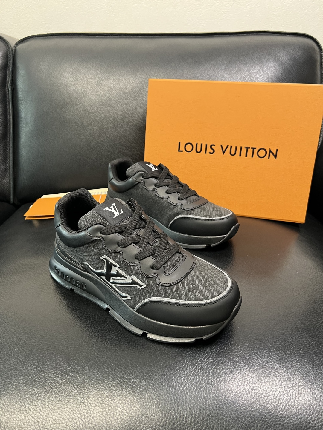 Lv 高品质 顶级工艺品 路易威登，专柜同步原厂配置，鞋面意大利进口，高品质拼接缤纷色彩复杂工艺品，进口