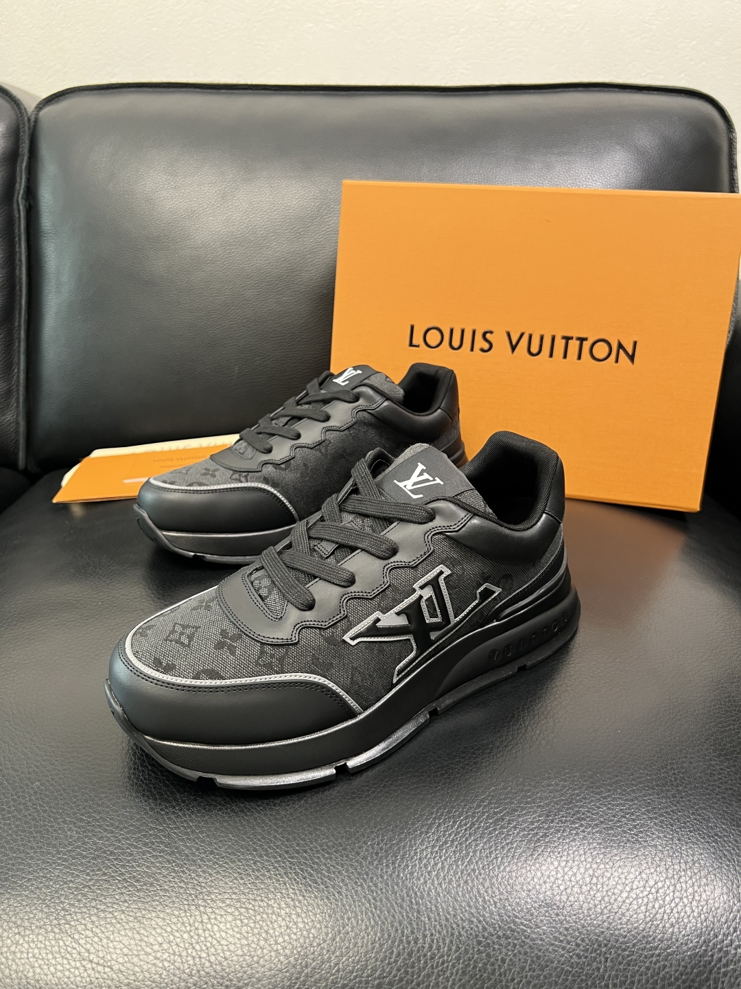 Lv 高品质 顶级工艺品 路易威登，专柜同步原厂配置，鞋面意大利进口，高品质拼接缤纷色彩复杂工艺品，进口