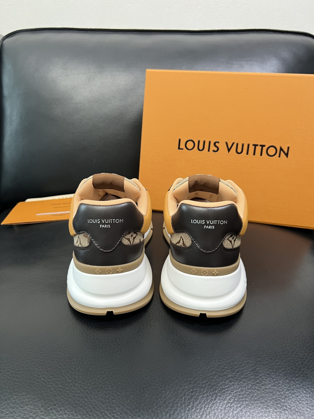 Lv 高品质 顶级工艺品 路易威登，专柜同步原厂配置，鞋面意大利进口，高品质拼接缤纷色彩复杂工艺品，进口