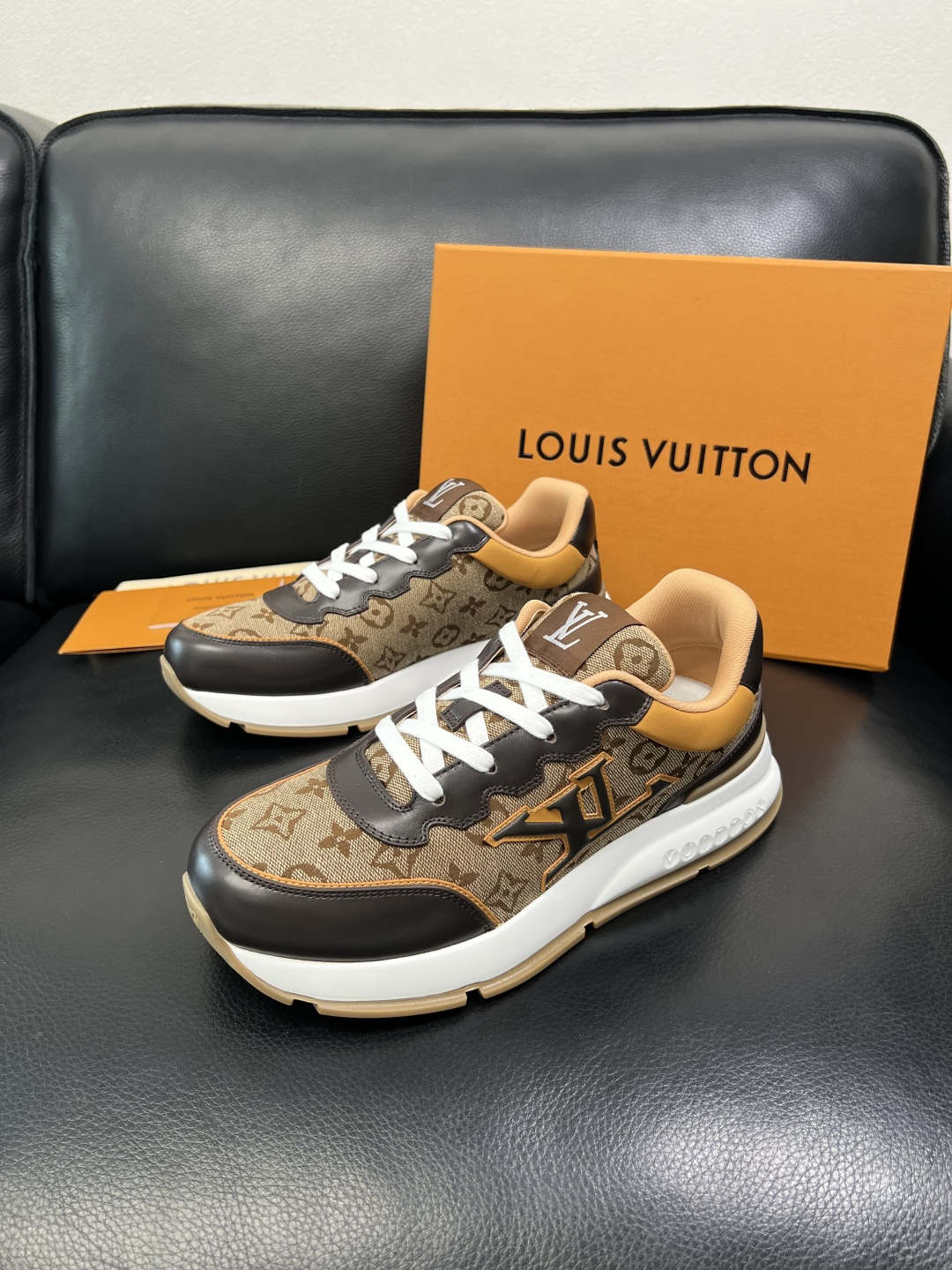 Lv 高品质 顶级工艺品 路易威登，专柜同步原厂配置，鞋面意大利进口，高品质拼接缤纷色彩复杂工艺品，进口