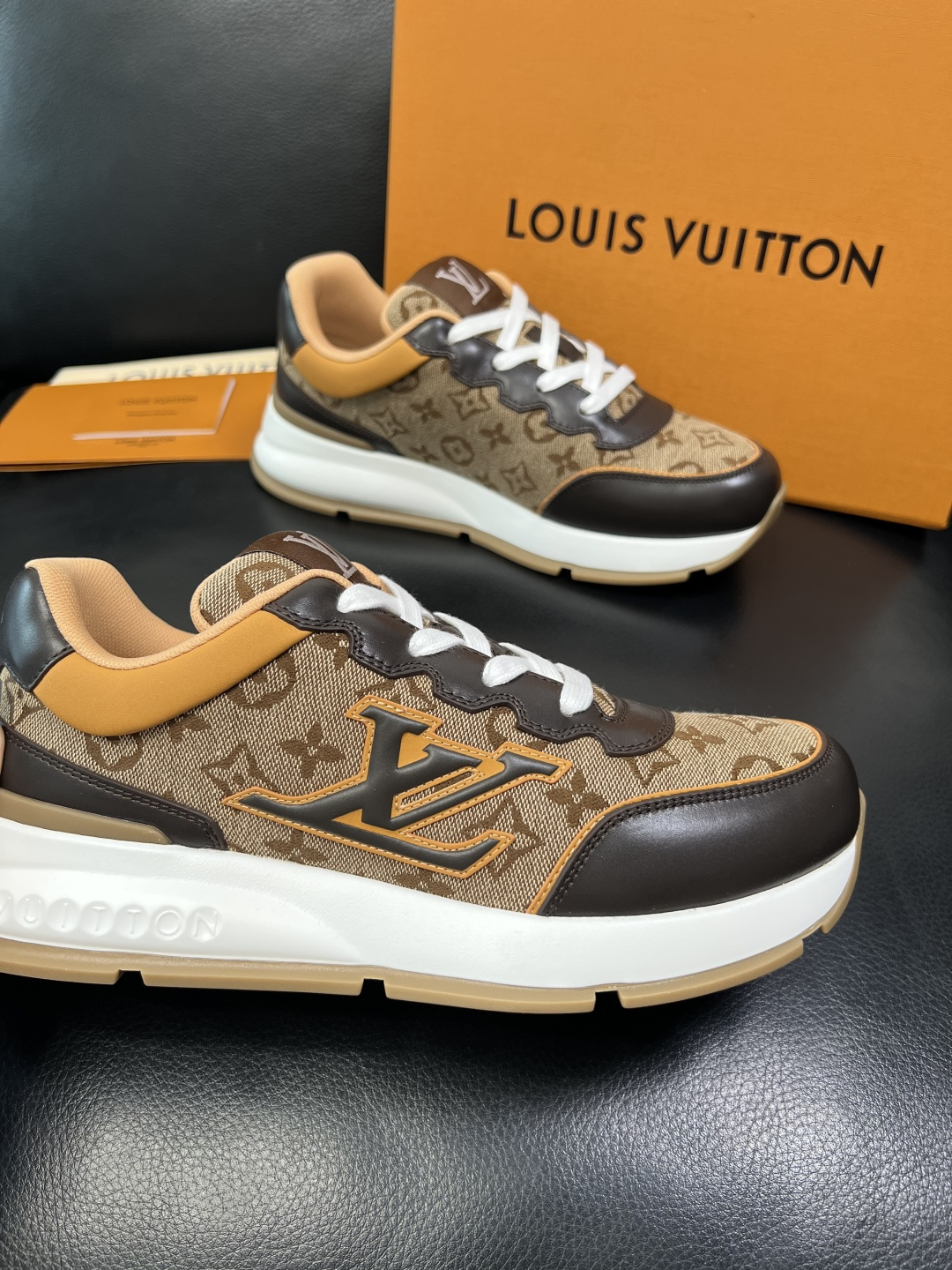 Lv 高品质 顶级工艺品 路易威登，专柜同步原厂配置，鞋面意大利进口，高品质拼接缤纷色彩复杂工艺品，进口