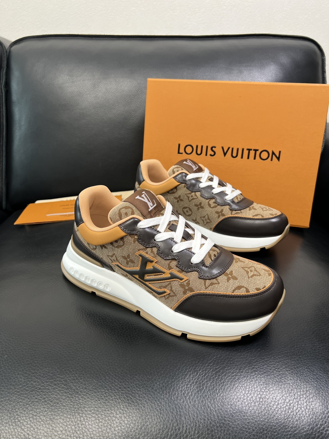 Lv 高品质 顶级工艺品 路易威登，专柜同步原厂配置，鞋面意大利进口，高品质拼接缤纷色彩复杂工艺品，进口