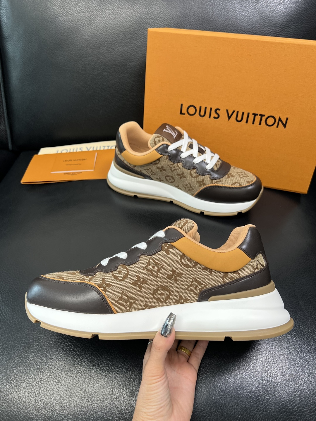 Lv 高品质 顶级工艺品 路易威登，专柜同步原厂配置，鞋面意大利进口，高品质拼接缤纷色彩复杂工艺品，进口